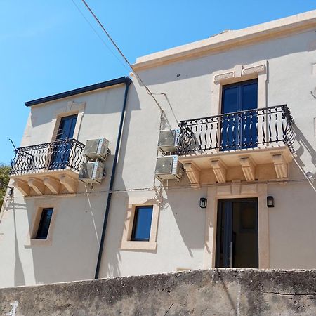 Holiday Home Matt Ros Noto Bagian luar foto