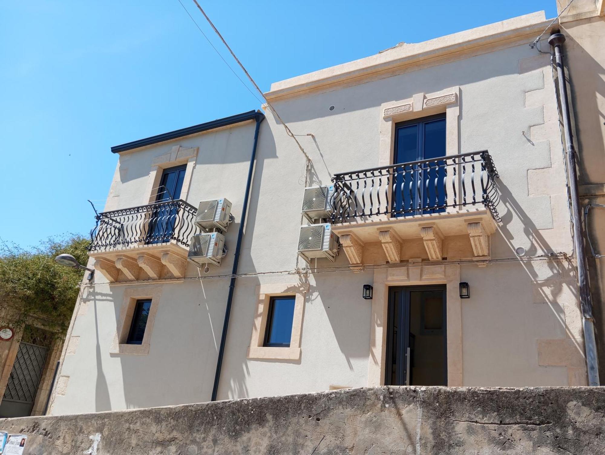 Holiday Home Matt Ros Noto Bagian luar foto
